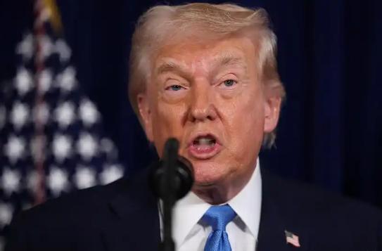 谁也没想到美欧居然选在同一天集中发力了。

他们把对伊朗的制裁又往上加了一重，这