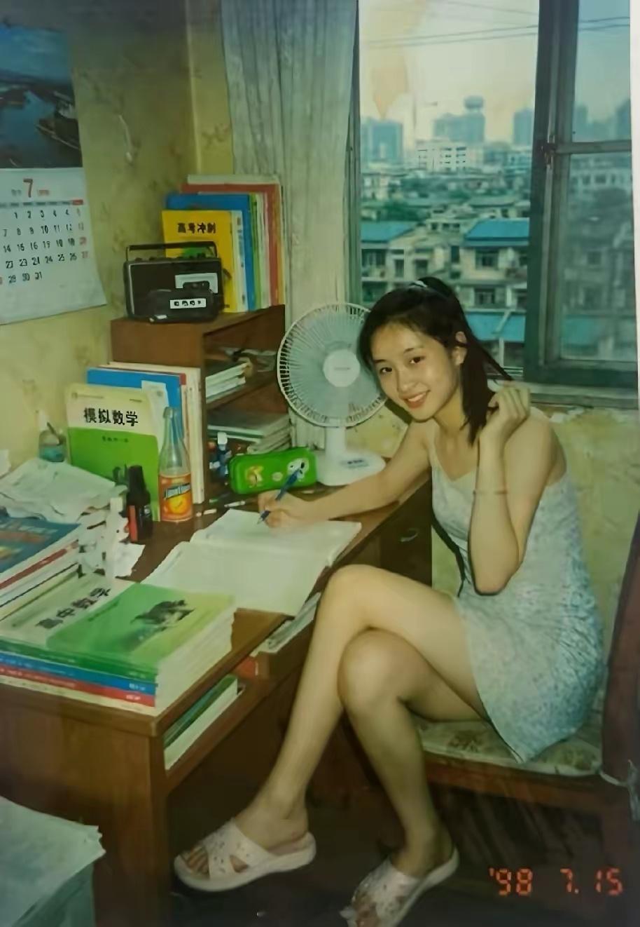 1998年，高考完后姑姑留下的照片。她说当年7月考的，那天武汉像火炉样热。