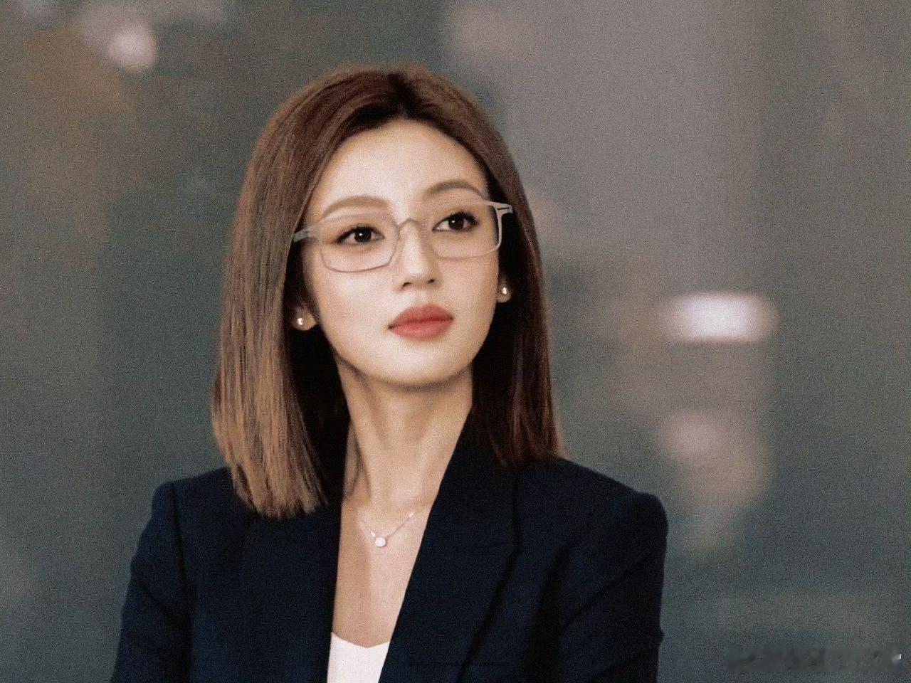 何瑞贤首部职场剧何瑞贤首部职场剧表现太亮眼了！饰演的辛特助一头短发干净利落，干练