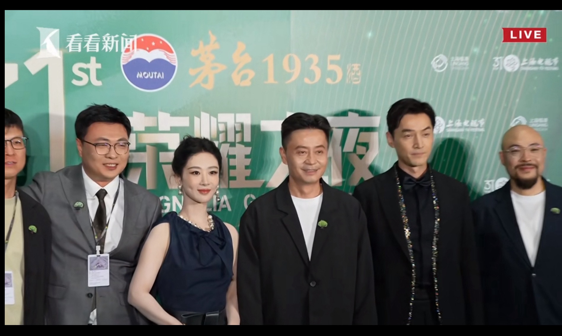 胡歌杨紫同框好大气的剧组，全员意气风发，《生命树》我们奖项全收好嘛！ 