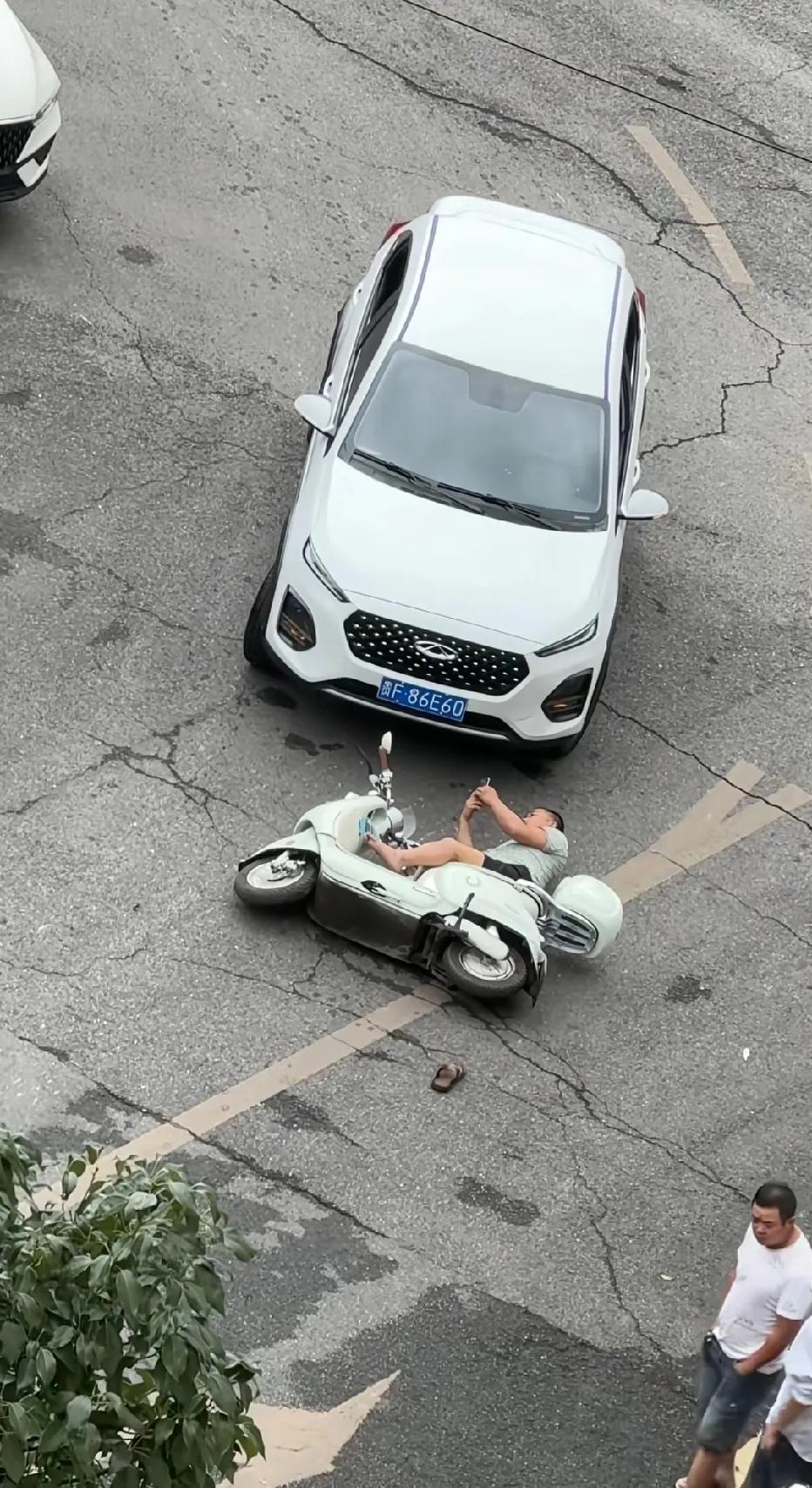 大哥在手机上看什么呢？