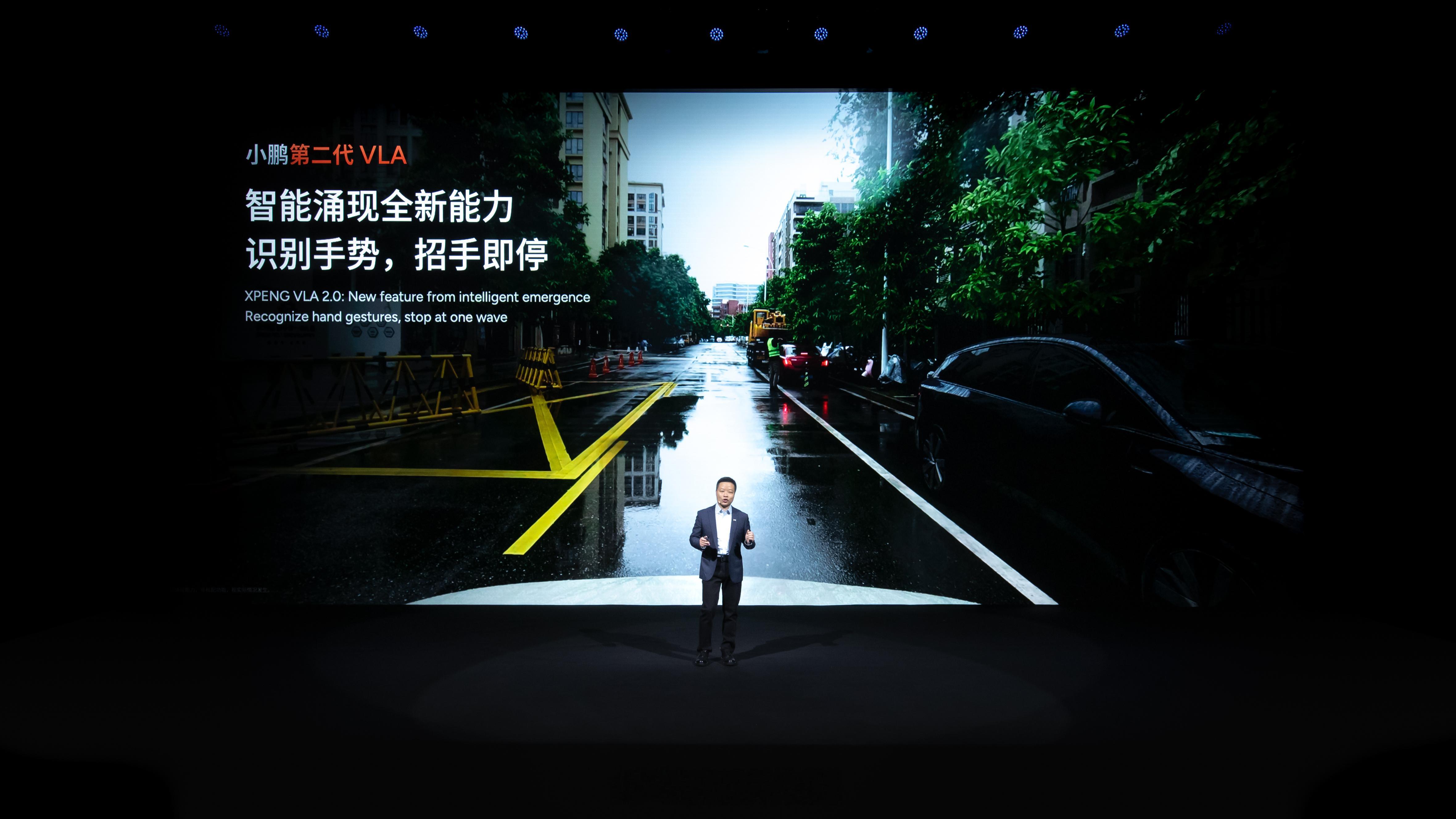 小鹏刚发布的第二代VLA大模型，倒是挺有看点[吃瓜] 何小鹏首次披露物理AI巨大