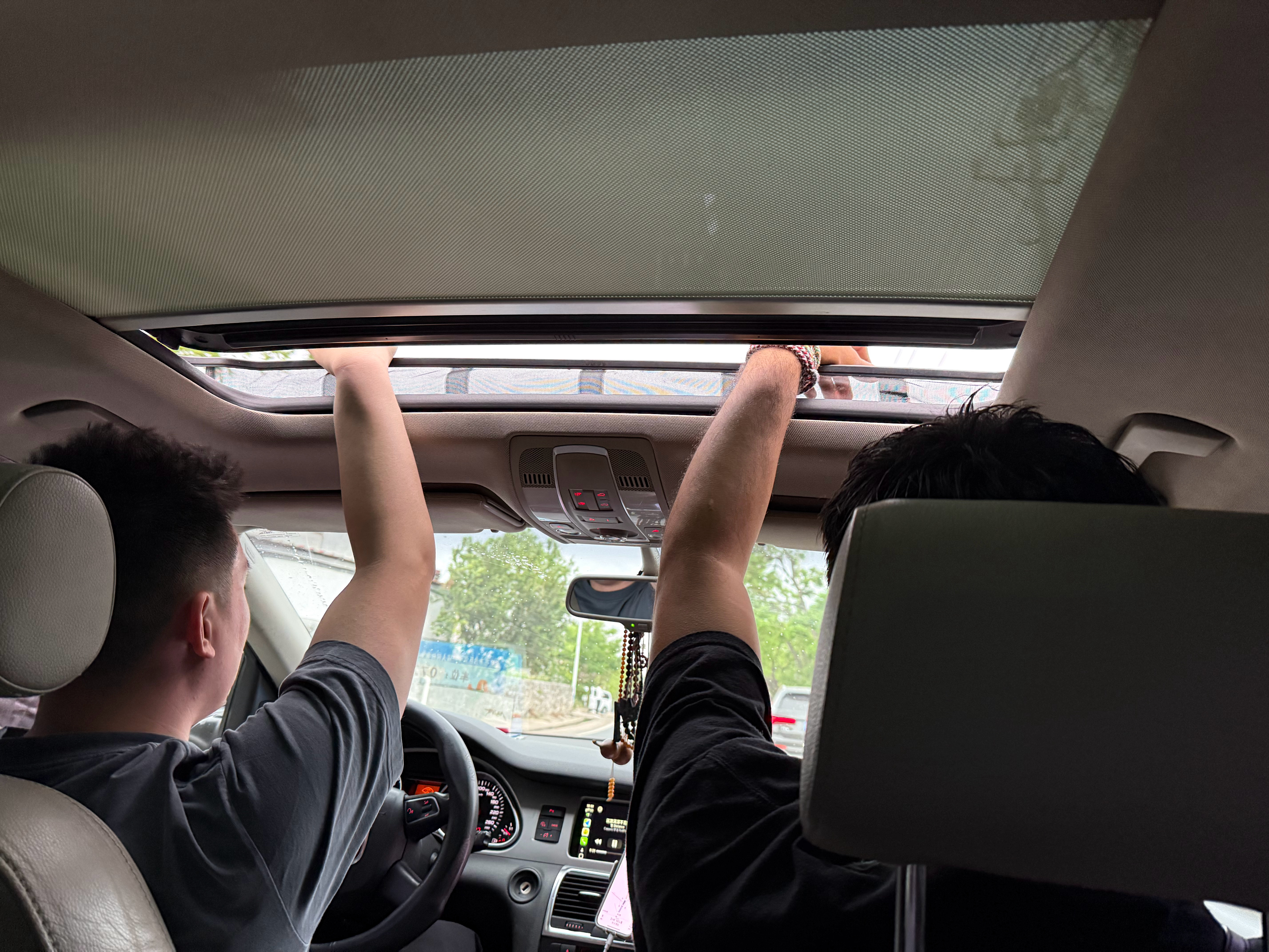 五一玩啦，也练啦，刨冰也吃啦！犹豫要不要剪回刘海儿，所以买了假发，太假啦！最后这