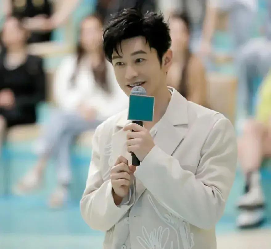 黄晓明暴食了！黄晓明在机场等飞机时，突然饿了一口气吃了五碗泡面，难以置信。

网