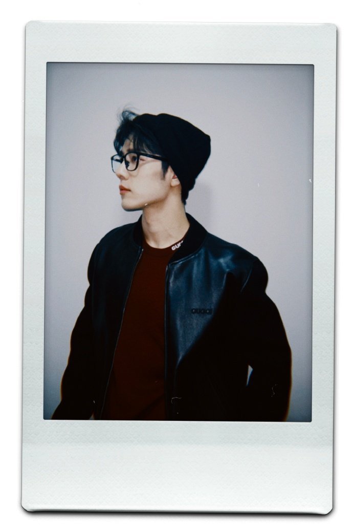 肖战再出发拍立得  肖战毛线帽眼镜look  肖战再出发拍立得，是毛线帽+眼镜l