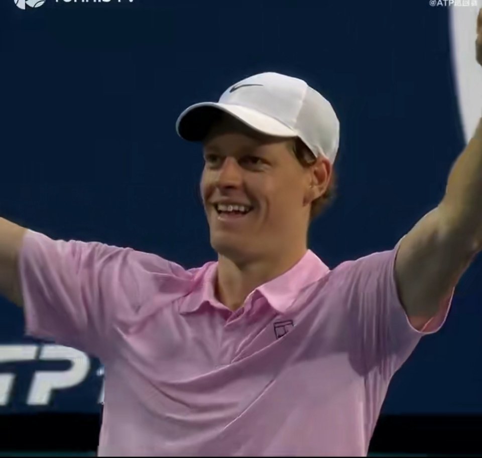 辛纳回应阳光双冠辛纳24岁就解锁费德勒、德约等传奇的成就，还是9年来第一人。连赢