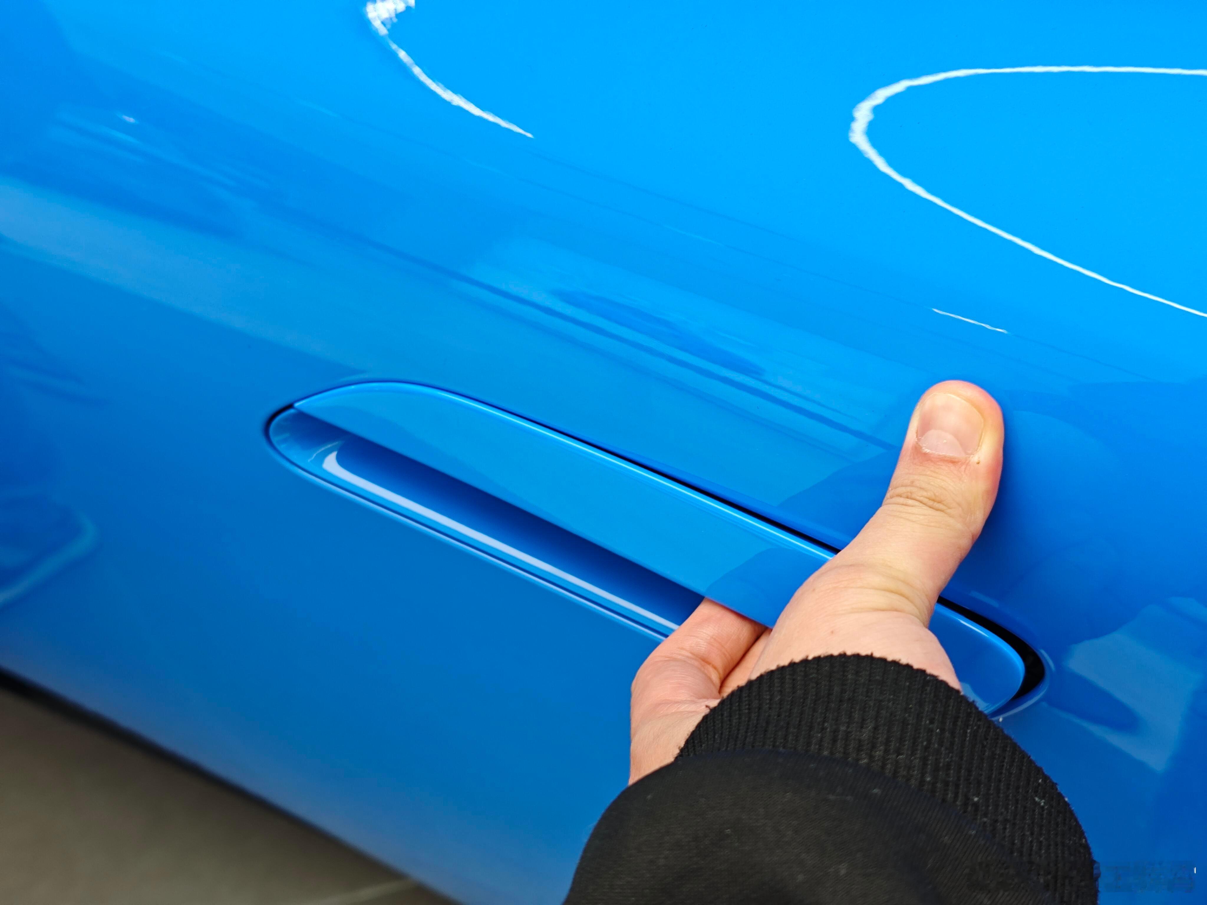 整挺好，新款小米SU7门把手改了，在延续半隐藏式设计的基础上，变成了机械门把手，