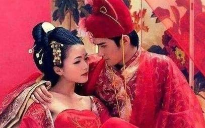 古代女子成婚之前，对男女之事完全不懂，所以出嫁前天晚上，母亲会悄悄塞给她一个东西