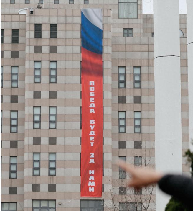 搞不明白韩国人到底在抗议什么，俄罗斯驻韩国大使馆在外墙上挂了一条大概15米长的大