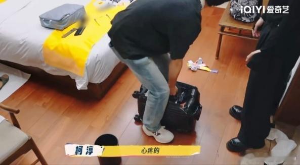 在《一路繁花2》第四期的节目中，赵柯淳和邵子恒为了帮姐姐何赛飞解决坏掉的行李箱问