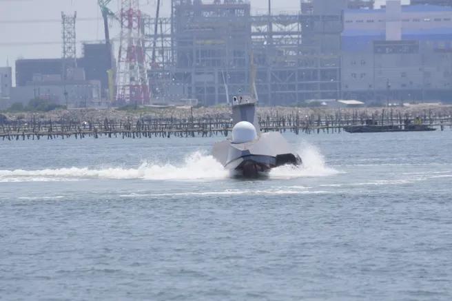 近日有社群贴文质疑台船研发的无人艇“奋进魔鬼鱼”需有人驾驶，网传画面为其伴护“海