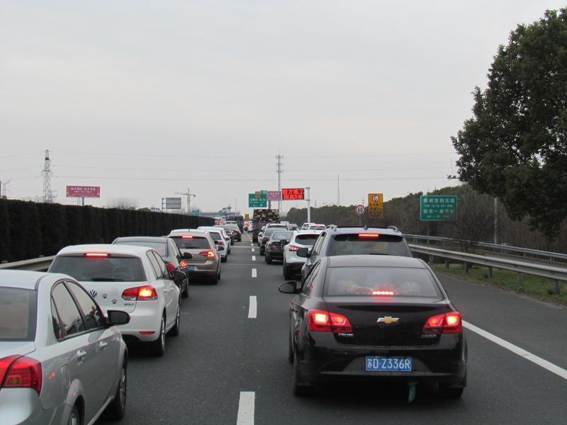 2026年春节返程高峰，高速拥堵成了常态。湖南高速上，女车主“十八孖”从广西回武