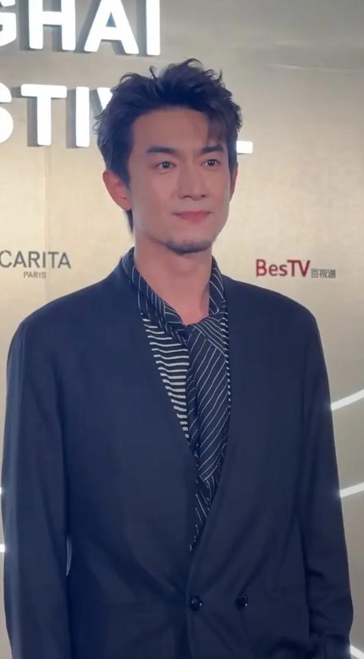 林更新他来了，他向我们走来了，来参加上海白玉兰奖的提名荣耀之夜。
     这小