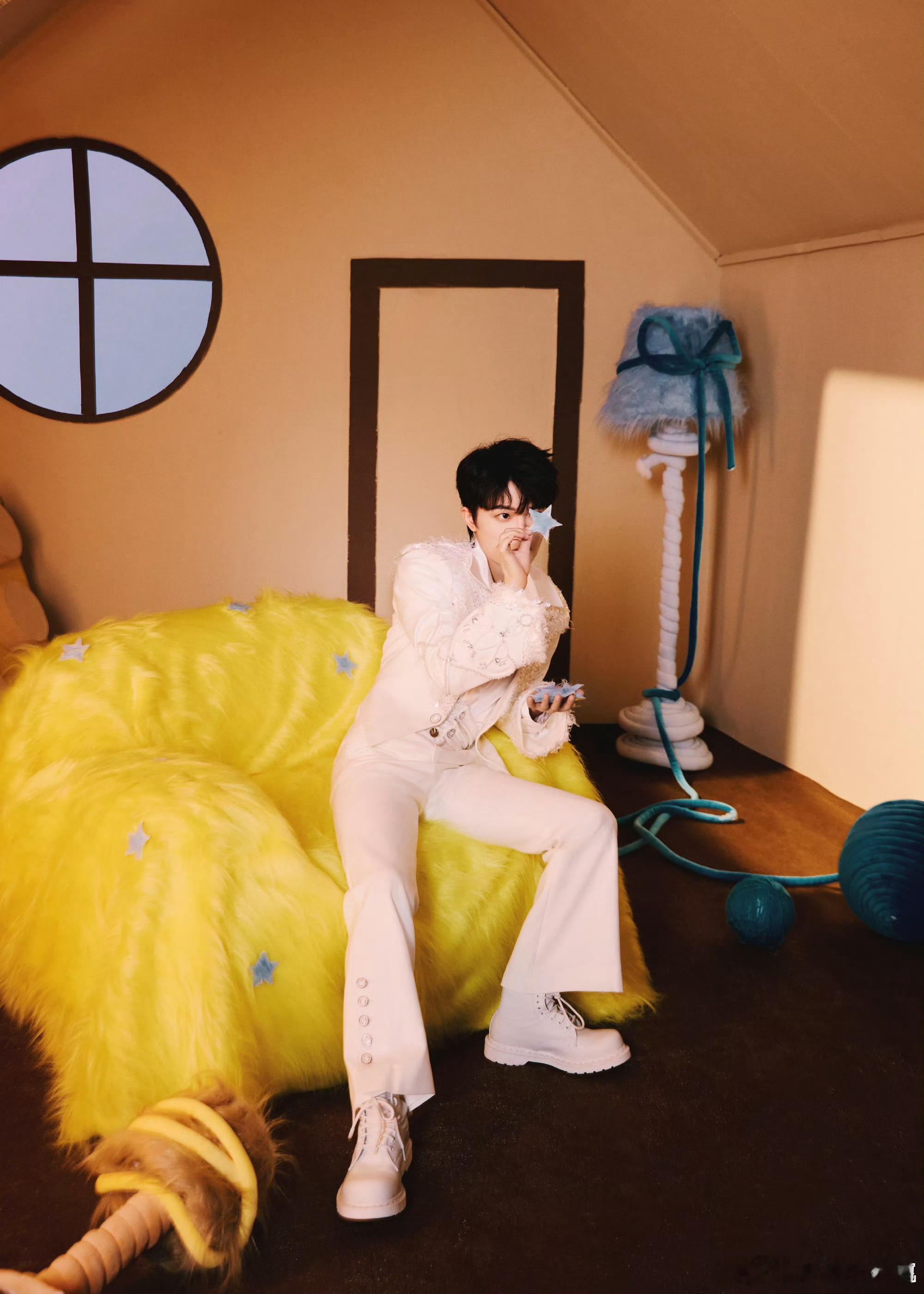 周深从杨幂张艺谋面前飞过这个小插曲充分展现了周深的高情商。用快速行动配合他人，同