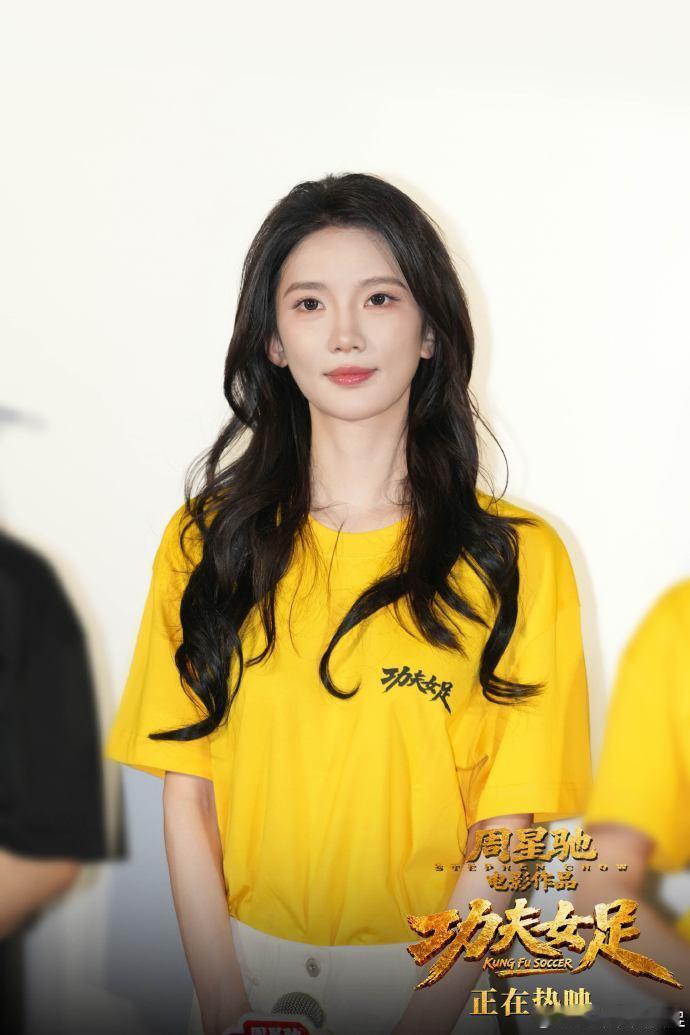 周星驰介绍功夫女足新人演员周星驰始终愿意给新人展现自我的机会，路演细致讲述娥眉队