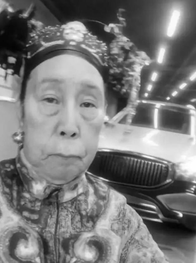 1900年，慈禧狼狈逃窜至山西首富乔家，临行时，慈禧让乔家借她 10 万两，乔致