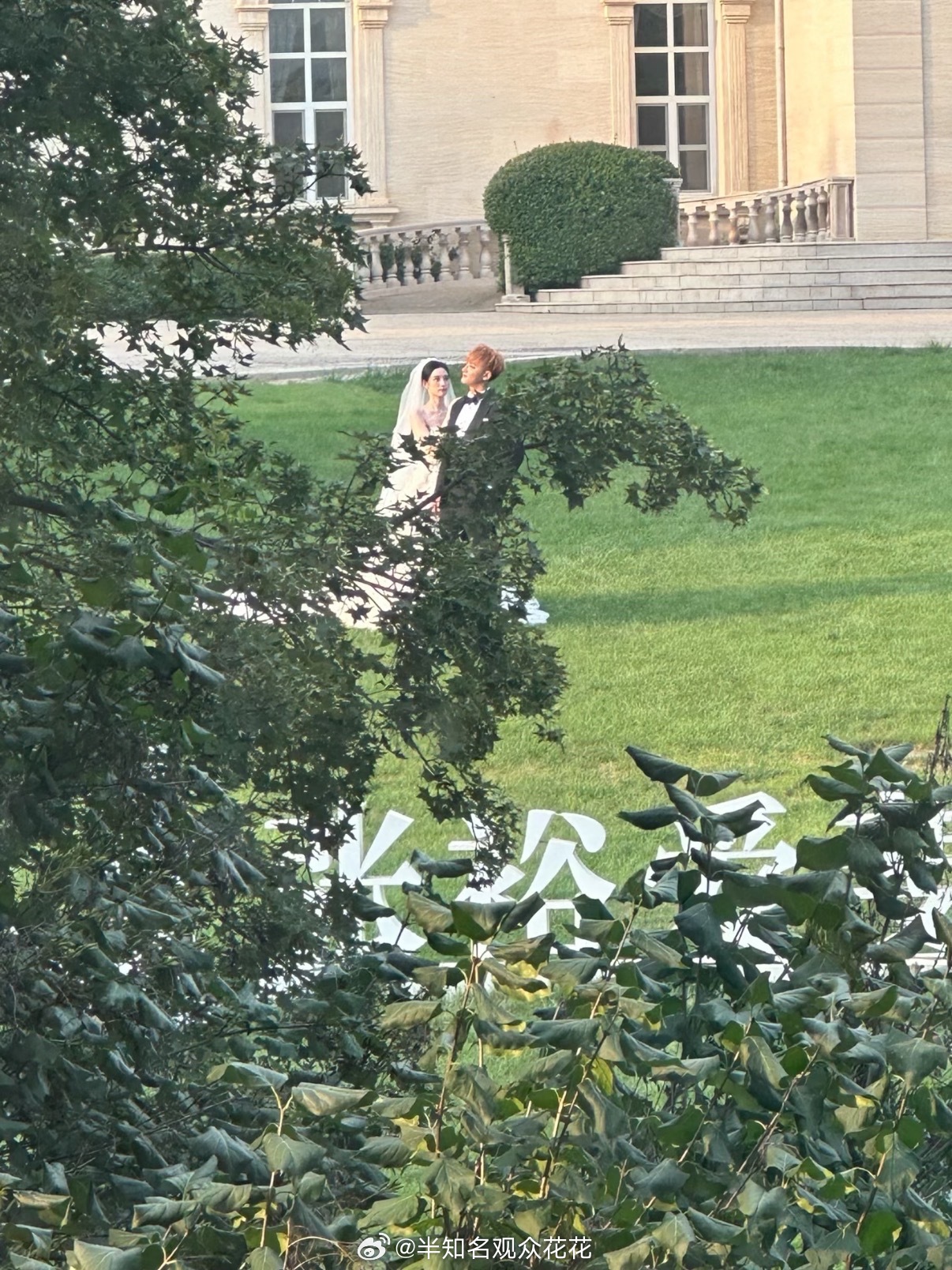 网友偶遇了黄子韬、徐艺洋今天拍婚纱照网友偶遇黄子韬徐艺洋拍婚纱照黄子韬徐艺洋拍婚