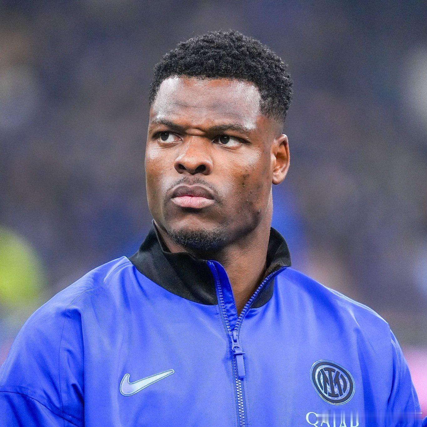 罗马诺透露邓弗里斯预计将伤缺数周，可能休战约10-15天。利物浦已获悉此消息。据