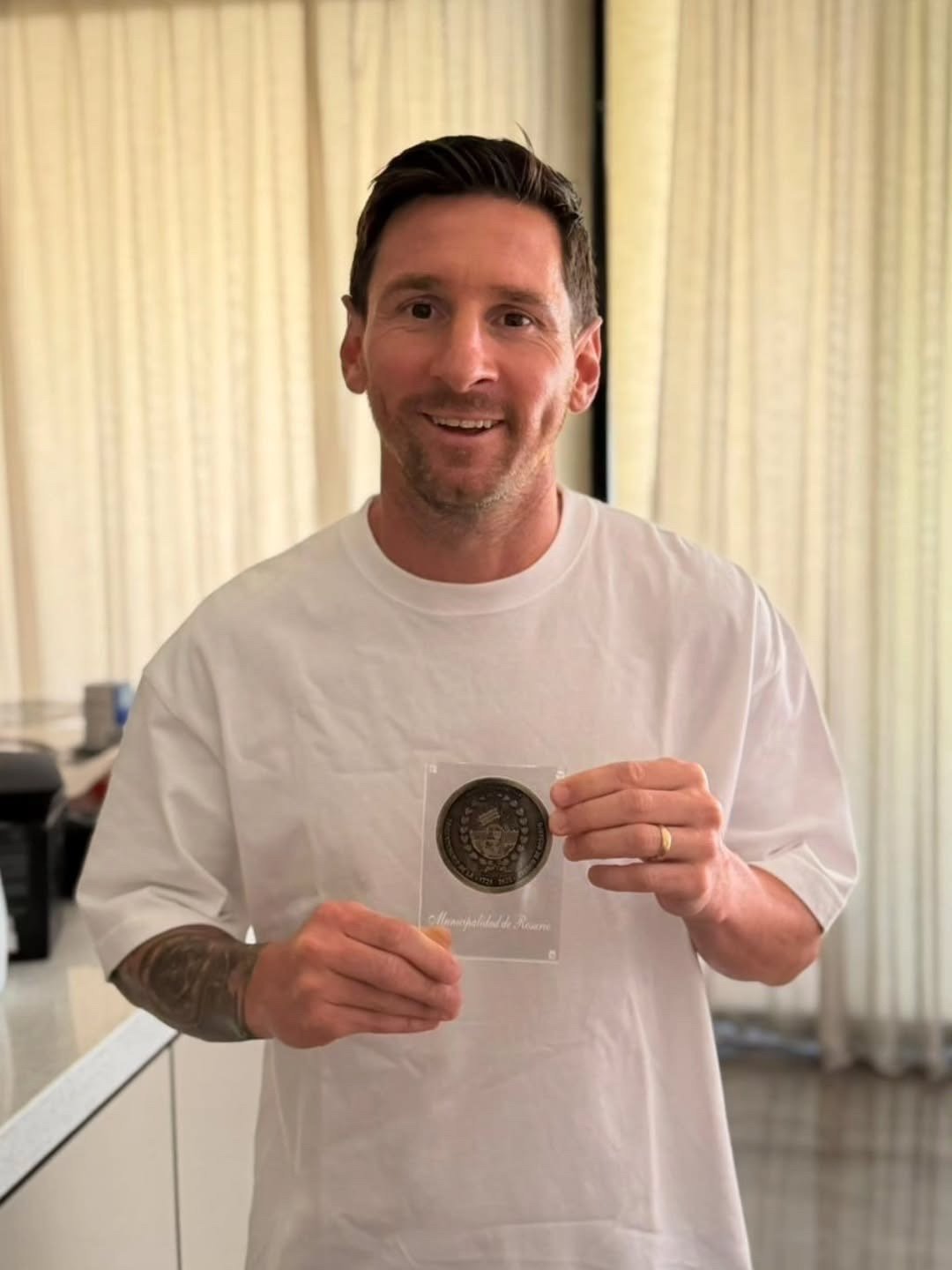 🎖罗萨里奥市政府授予莱昂内尔·梅西三百年纪念奖章，以表彰他的职业生涯以及他与这