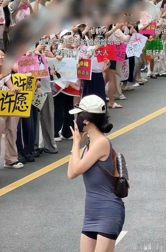 虞书欣把裙子穿反了虞书欣的裙子穿反了 虞书欣把裙子穿反了，完全没发现啊 