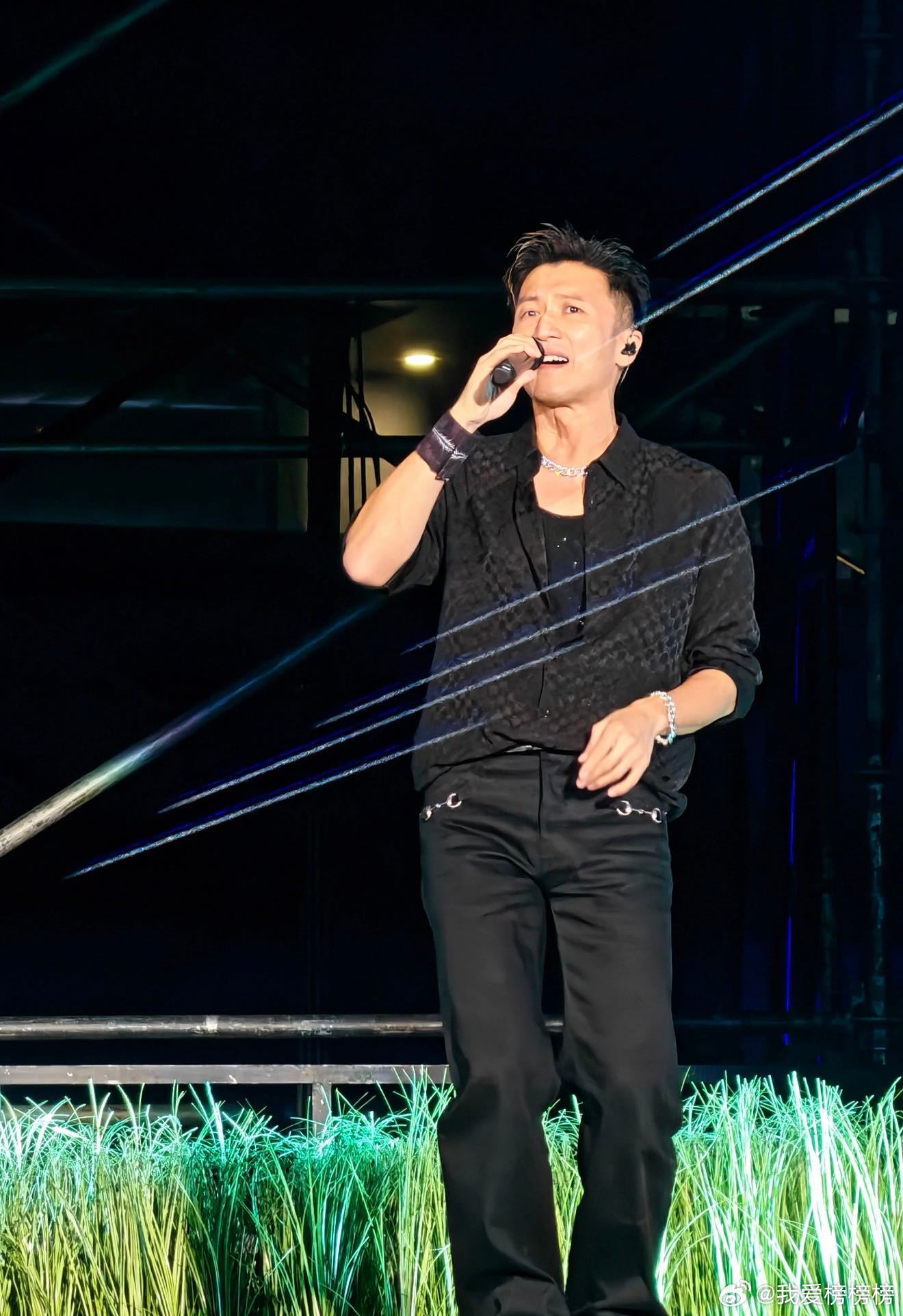 谢霆锋南京演唱会燃炸了谢霆锋南京上座率很喜欢谢霆锋南京演唱会的月球舞台，声光电和