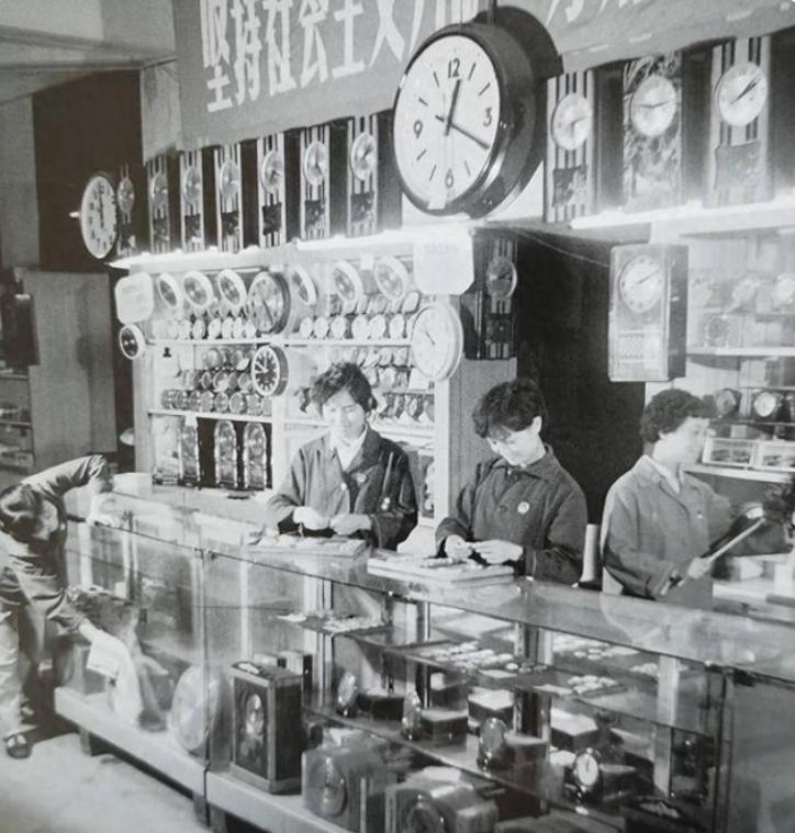 1975年5月14日晚，无锡一家小面馆里，两名二十出头的知青正埋头吃面。其中一人