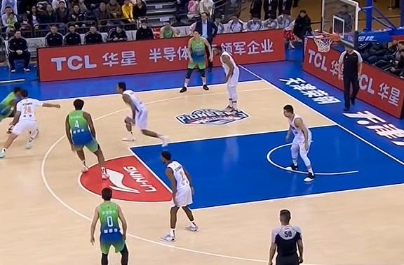 许利民指导重要调整，丘天换下范子铭！
北京时间1月28日，北京上半场战罢46-4