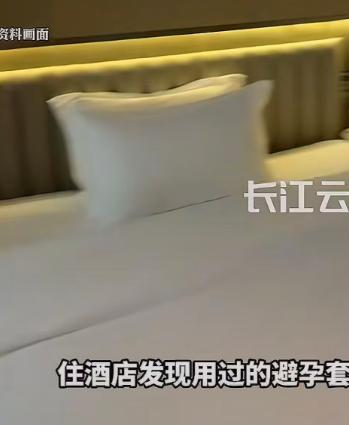 温州一对夫妻他们花了钱住酒店，竟然在枕头底下发现了一个用过的套子！

更离谱的是