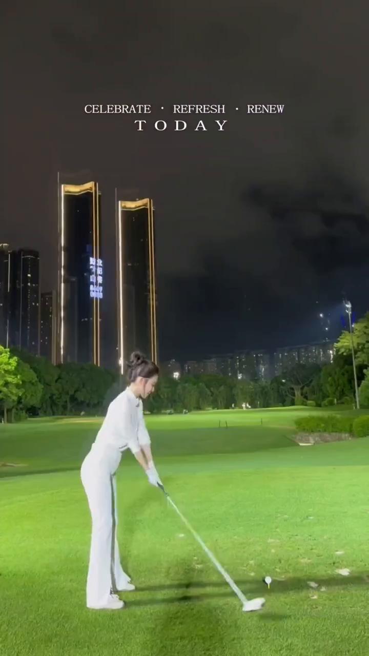 消费即慈善，买卖共助残。
首富艺术家武玉强成为在线观众TOP2。
