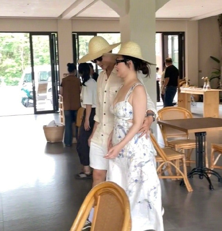 #霍思燕 纯胖##霍思燕肚子# 霍思燕：我胖了而已，真没怀孕[允悲][允悲] ​