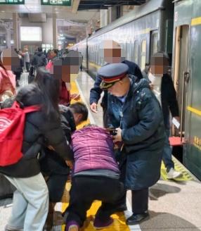暖新闻[超话] 1月7日，K148次列车在西安站台放行时，列车员孙津勇发现有旅客