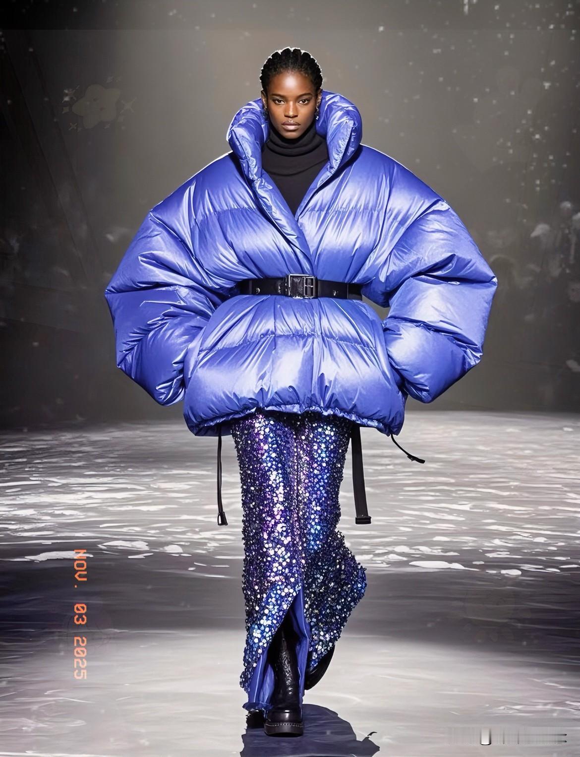 羽绒服标价飙上天？

年轻人早看穿了这场戏！

波司登基础款从1300涨到160