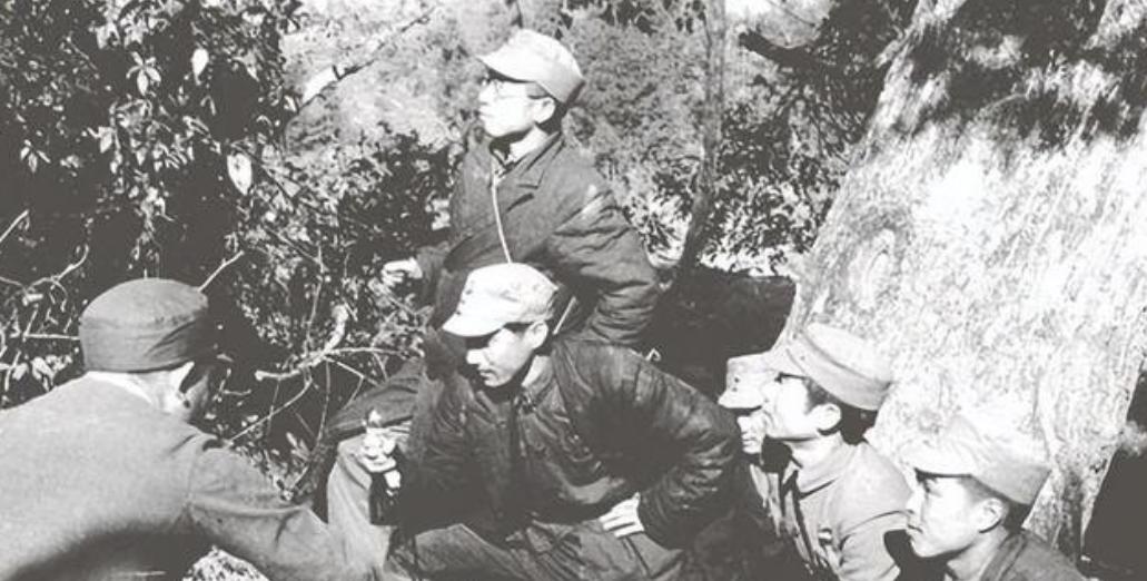 1941年，新四军大队长蒋天然率部驻扎在一个寺庙中，晚上，蒋天然起夜，突然听到住