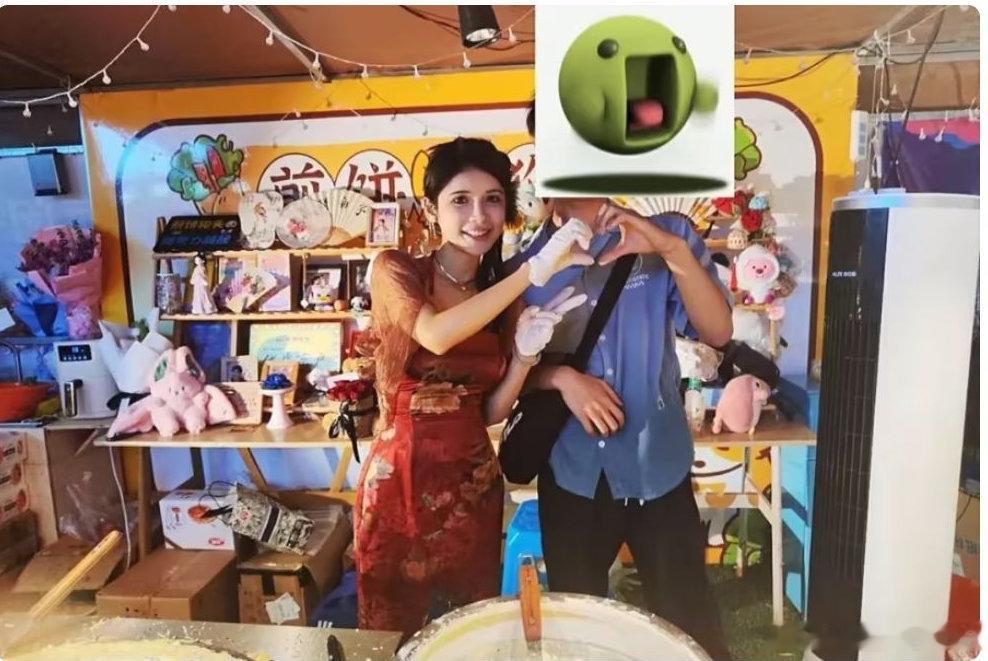狗头萝莉回应卖煎饼被嘲笑  狗头萝莉回应卖煎饼被嘲笑，表示卖煎饼3年了，养活了好
