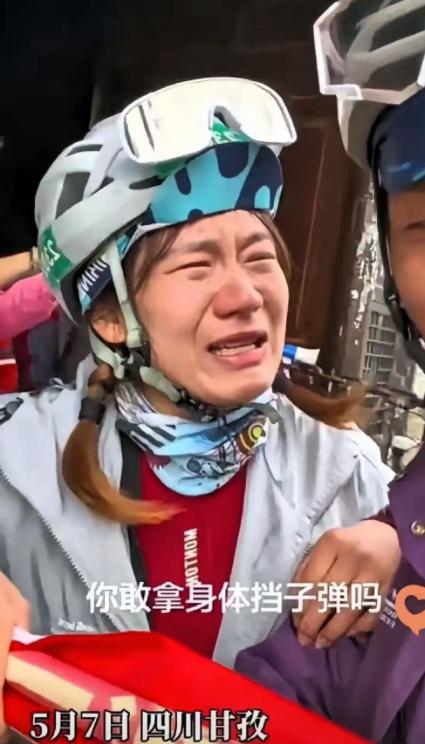 5 月 7 日，据网友现场实拍视频，四川泸定桥，一名女游客突然转头，对着身边的老