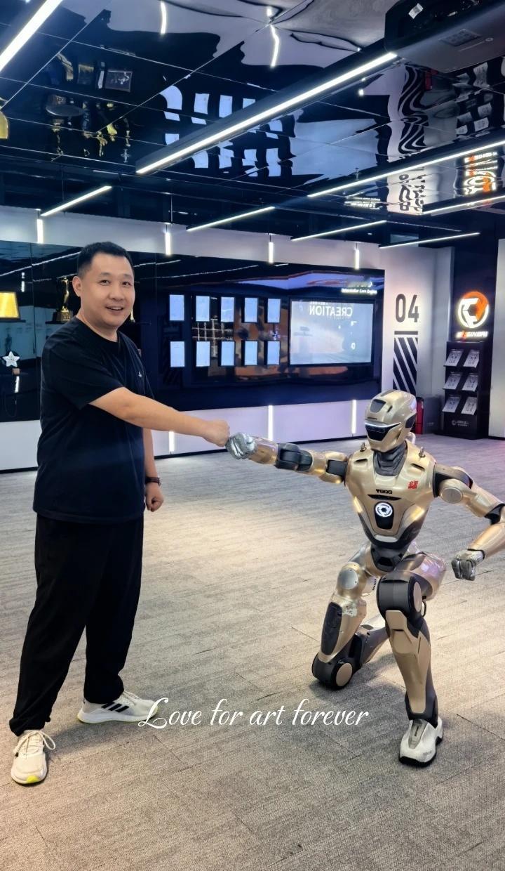关于未来机器人的思考
从“会动的摄像头”到“会走的家人”2026年8月12日，荣