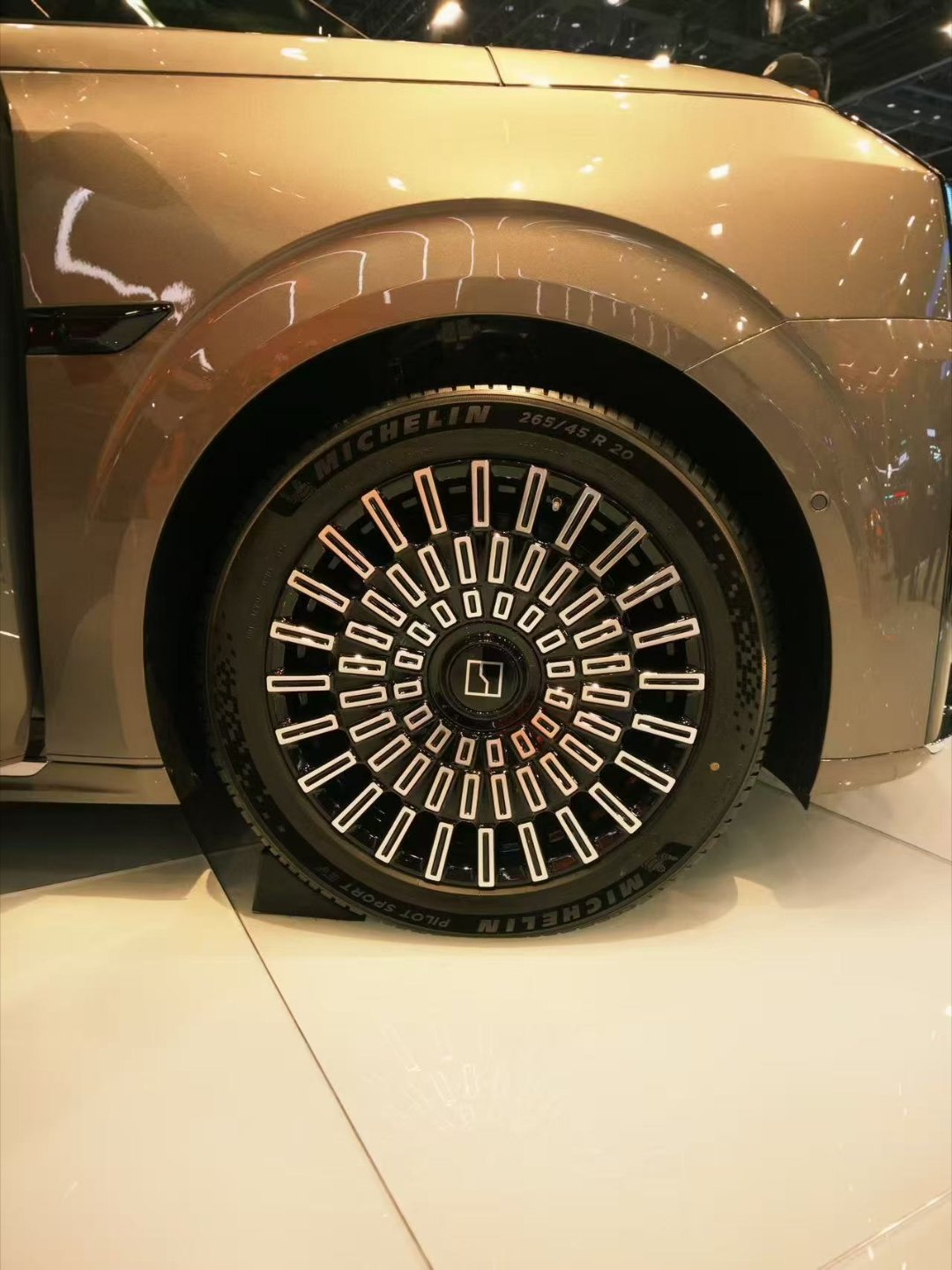 2026北京车展 走遍各展台，从赛车，高性能燃油车到新亮相电车，脚上穿的十有八九