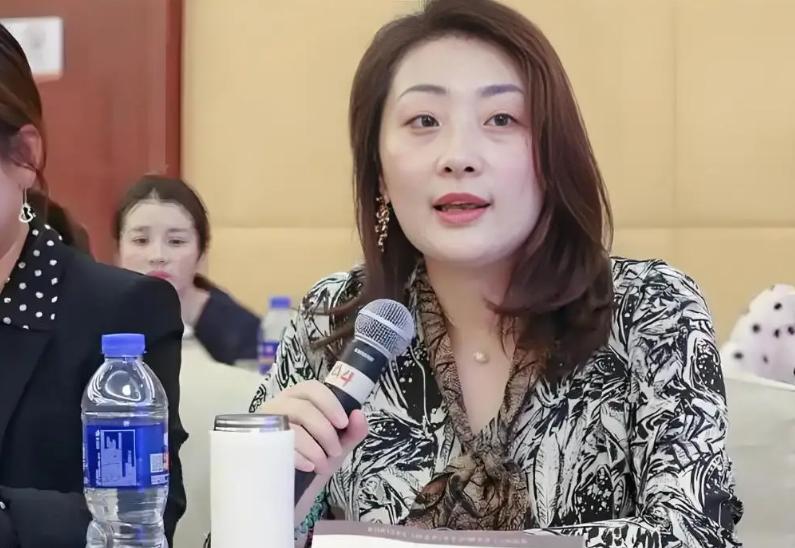 焦点错了！
宗家正牌女儿的伤和反击更该看

13岁那年被迫与杜建英同住美国，她学