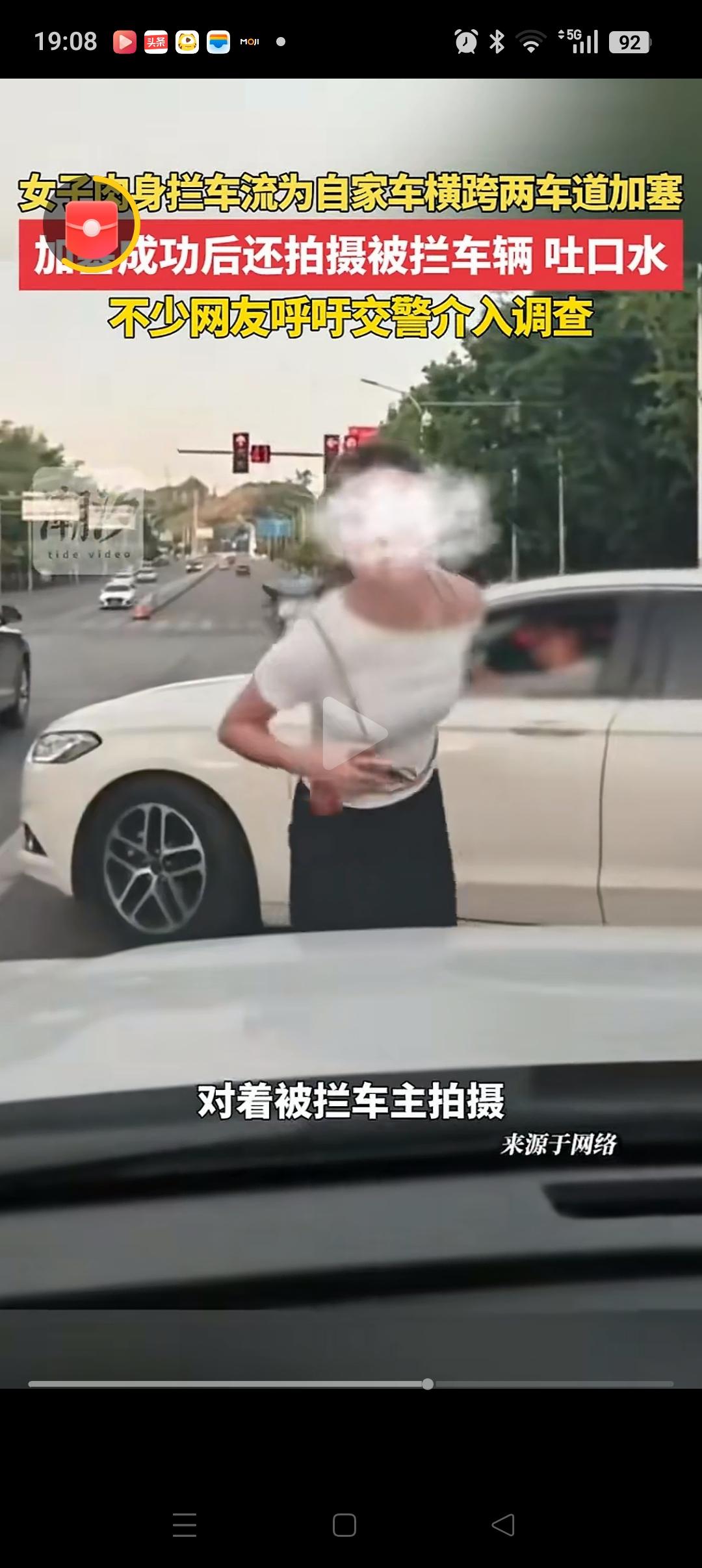 重庆拦车吐口水的女子要社死了，同时还有她的老公！
因为她们的行为已经不是拦车，加