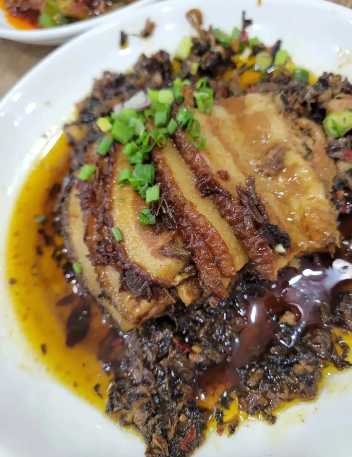 #乌鲁木齐头条# 一家有20年历史的小餐馆儿，不靠所谓网红宣传，低调开了20年，