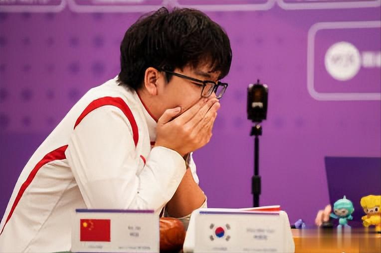 毫无疑问，中国男子围棋队参加的团体决赛堪称最惨。

杭州亚运会围棋男团决赛，中国