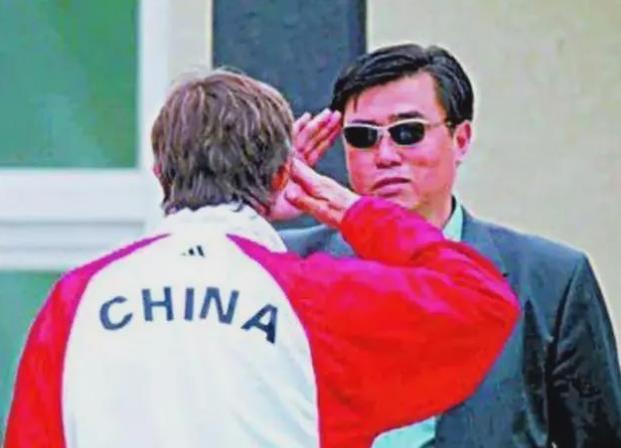 阎世铎：2004年中超联赛乱象丛生，最突出的就是“假、乱、赌”三大顽疾。假球体现