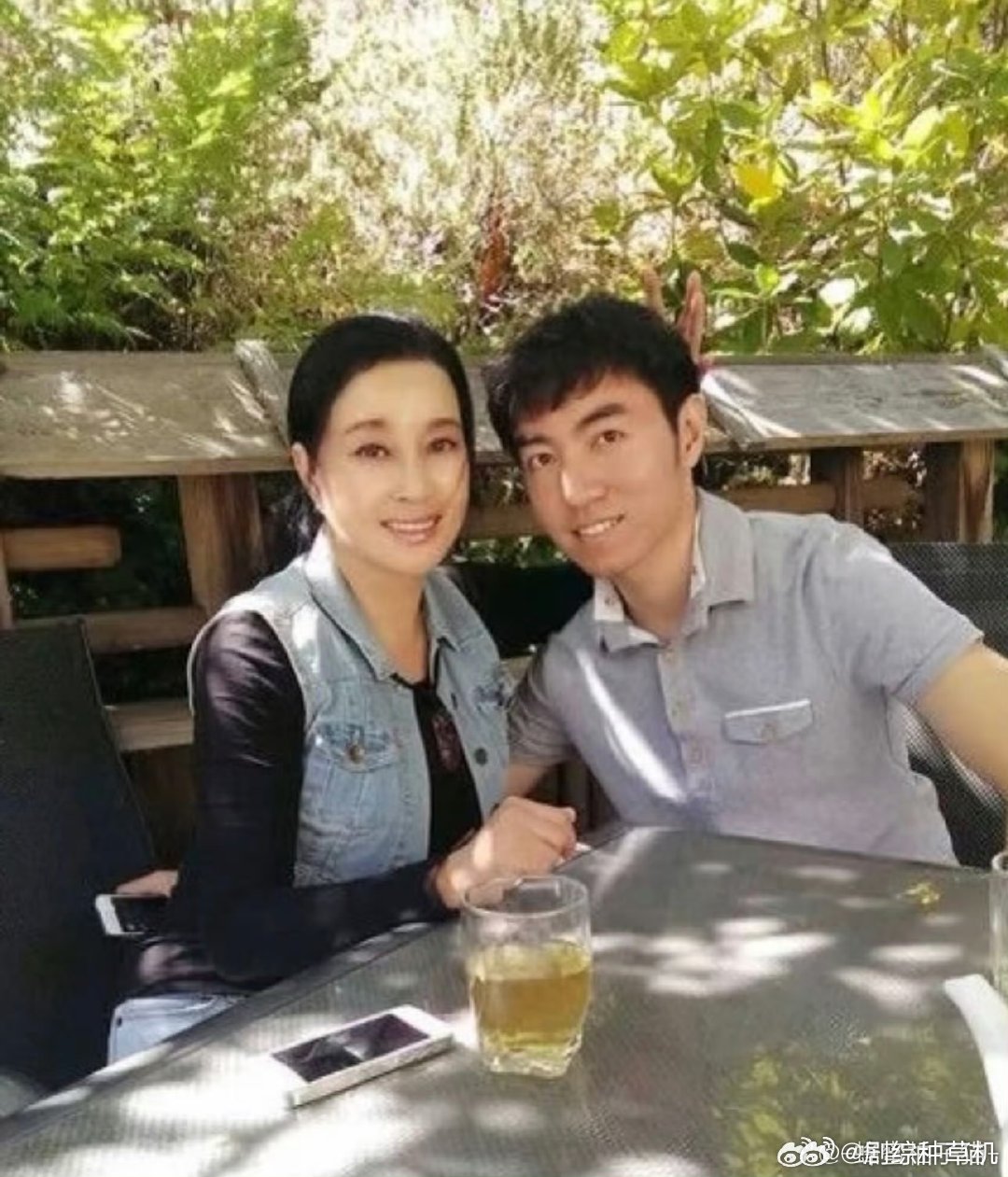 刘晓庆把外甥当亲儿子养刘晓庆亲妹妹一家希望她没有后代 刘晓庆亲妹妹一家希望她没有