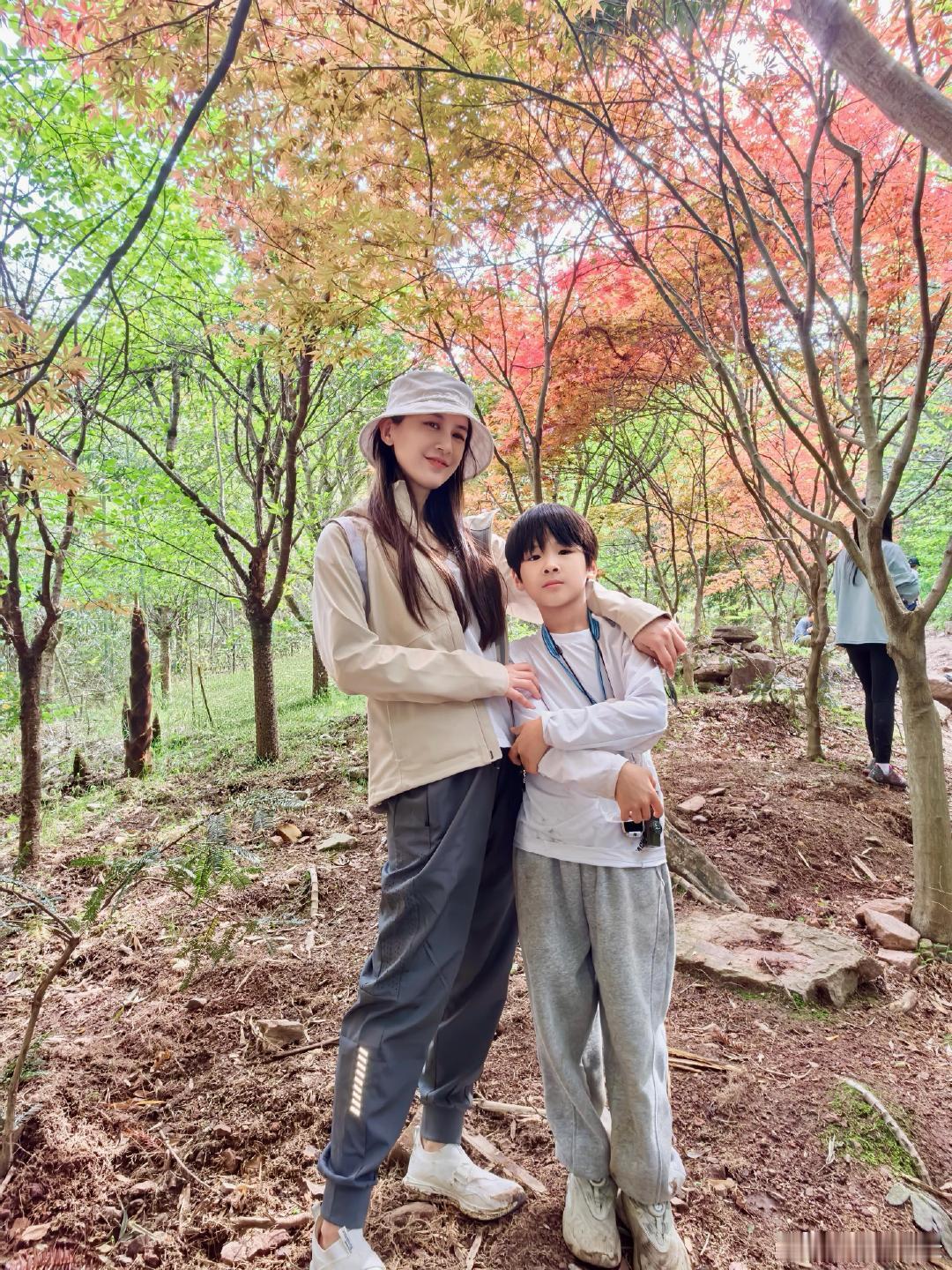 黄圣依小儿子9岁近照黄圣依小儿子9岁身高黄圣依小儿子9岁近照，安麟不仅身高优越，