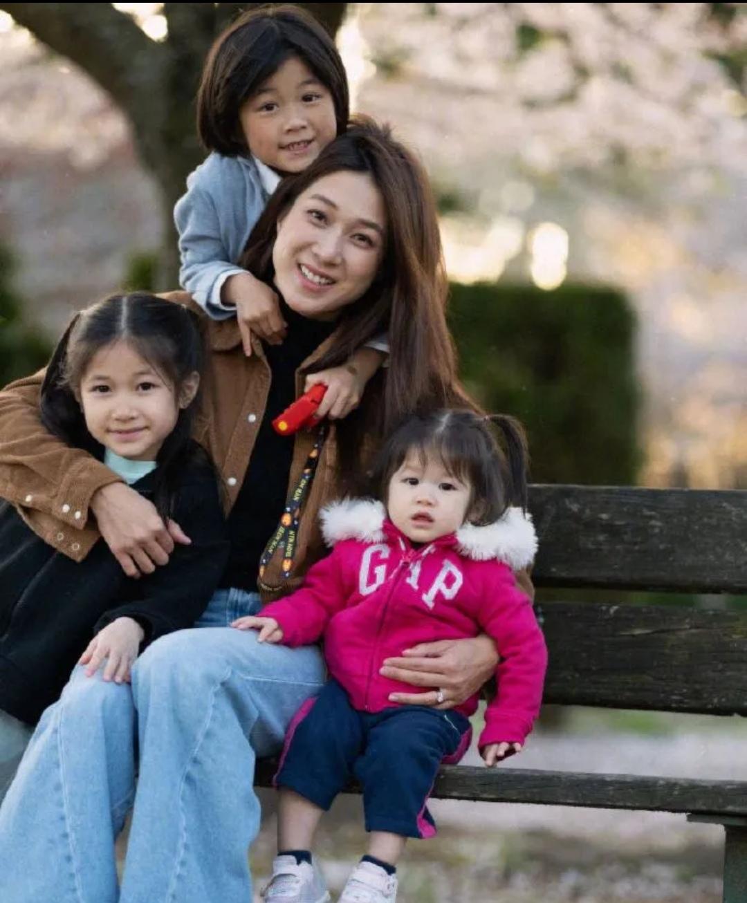 钟嘉欣与儿女合照
好幸福，好温馨的画面呀
两个女儿，一个儿子
这样的组合真是太棒