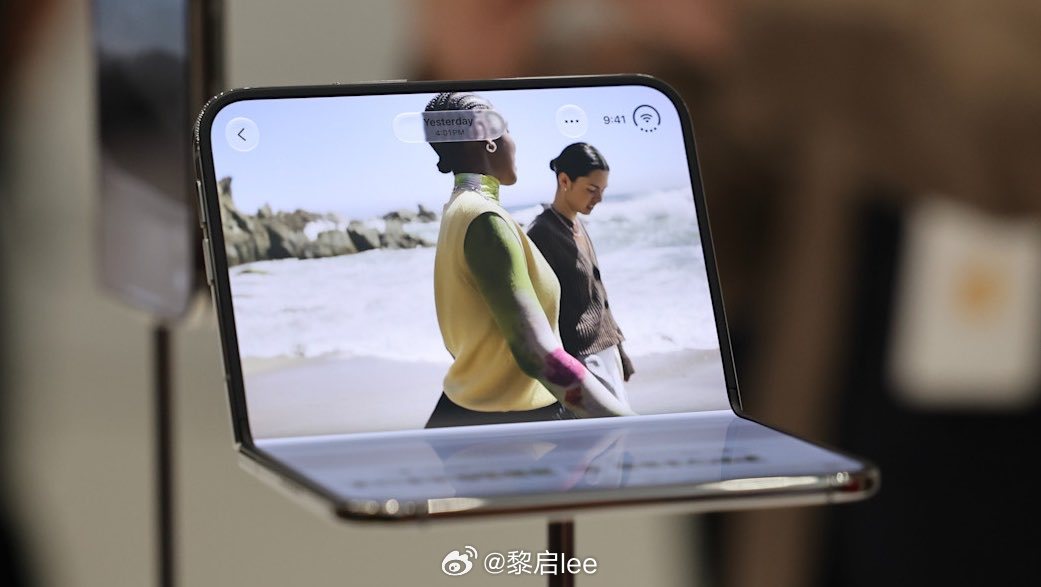 iPhone Duo 内屏上的哑光层是可以更换的，至于怎么实现的还不知道。 ​​