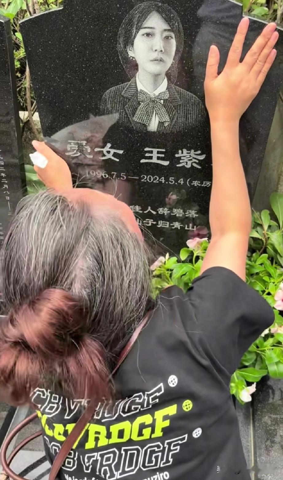 几乎一夜之间，
这个中年女子由青丝变为满头白发，
容颜也苍老了十多岁！
她就是成