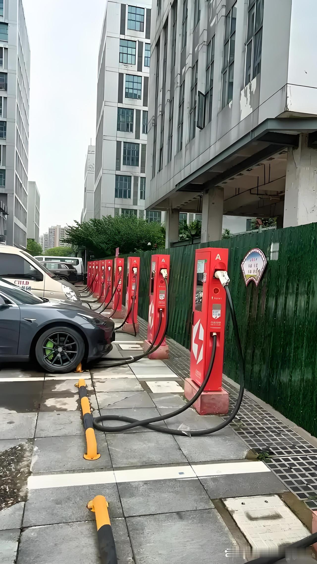 电车充电桩为什么不设置超时费？
现在电车充电桩都变成停车位了，真正想充电的人却充