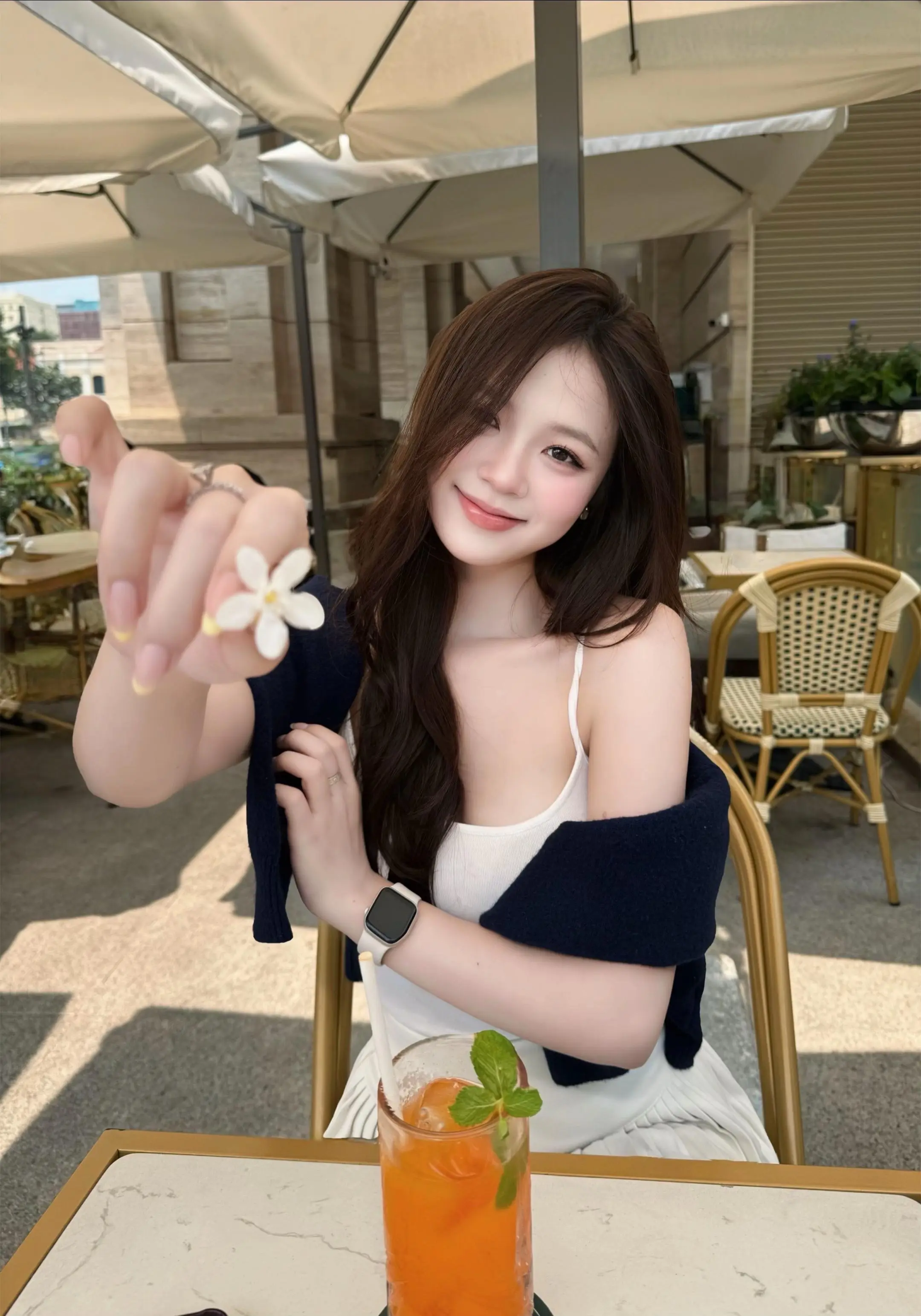 把周末泡在橘子汽水和阳光里。     点一杯橘子汽水，橘子味的夏天，和...