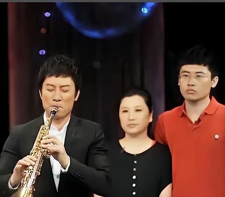 1987年，歌手江涛没成名前爱上了富家小姐万小牧。万小牧不顾父母反对与他裸婚，婚